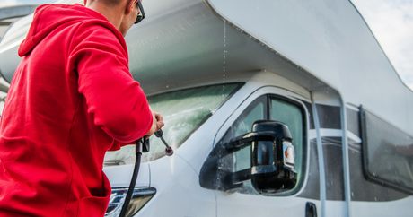 Wohnmobil nach Sommerurlaub reinigen – Felgen, Räder und Motorraum mit Limpio Reinigungsmittel säubern